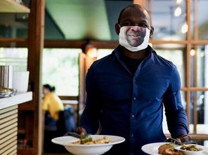 Kreatif! Masker Pegawai Resto Ini Dibuat Mirip Wajah Pemakainya