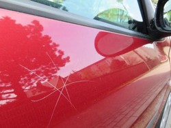 Ngilu! 37 Mobil Parkir Dibaretin Bocah Pakai Batu