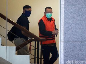 Momen Nurhadi Berbaju Tahanan dan Diperiksa KPK
