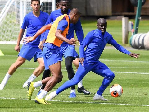 N'Golo Kante berlatih bersama rekan setimnya di Chelsea, Selasa (9/6/2020).