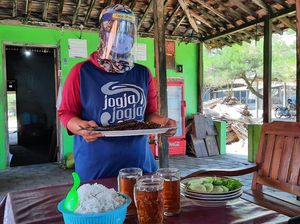 New Normal, Penjaja Kuliner Pantai Depok Gunakan Face Shield