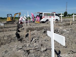 Jenazah Tokoh Pers Peter A. Rohi Dimakamkan dengan Protokol COVID-19