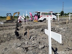 Jenazah Tokoh Pers Peter A. Rohi Dimakamkan dengan Protokol COVID-19