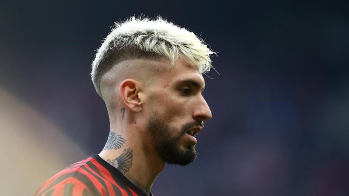 MILAN, ITALY - FEBRUARY 02:  Samuel Castillejo of AC Milan looks on during the Serie A match between AC Milan and Hellas Verona at Stadio Giuseppe Meazza on February 2, 2020 in Milan, Italy.  (Photo by Marco Luzzani/Getty Images)