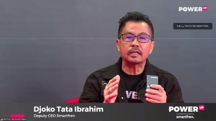 Deputy CEO Smartfren Djoko Tata Ibrahim saat menjelaskan produk layanan seluler prabayar berbasis digital, Power Up.