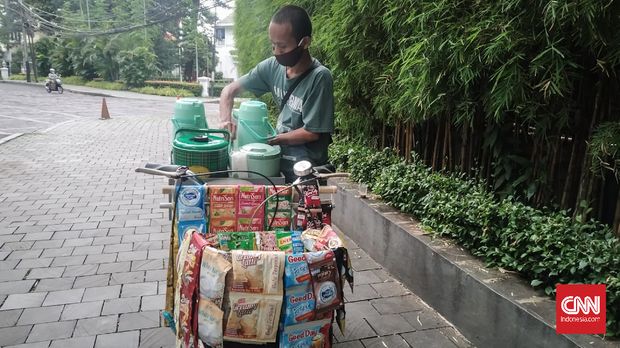 starling (kopi keliling) Turn off for: IndonesianAriswanto menjajakan kopi keliling sejak Senin (8/6) usai rumah makan tempatnya bekerja di Jakarta terancam bangkrut akibat terdampak virus corona.