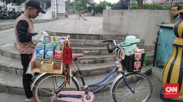starling (kopi keliling) Lelah kucing-kucingan dengan Satpol PP, Arief memilih berjualan kopi keliling di Jakarta selama pandemi virus corona.