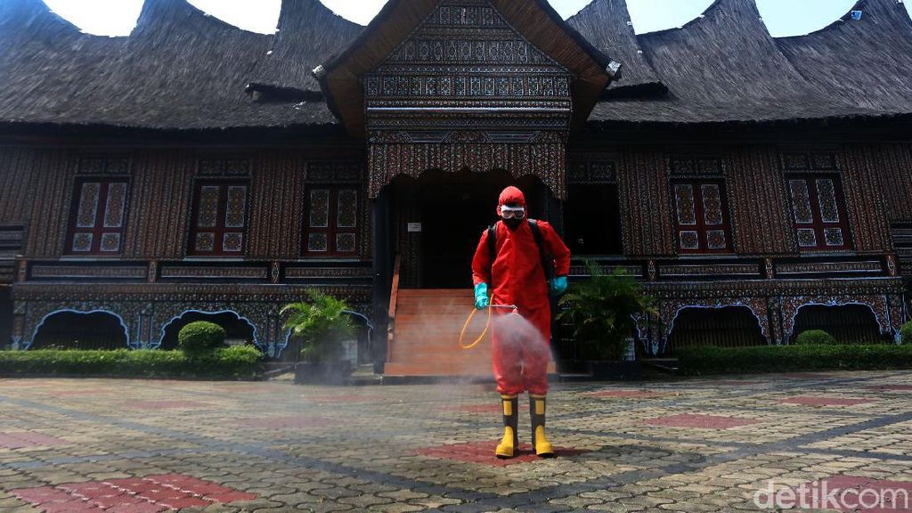 Jelang Dibuka, TMII Disemprotkan Desinfektan Jelang Dibuka, TMII Disemprotkan Desinfektan