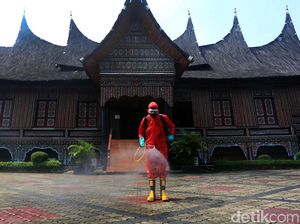 Jelang Dibuka, TMII Disemprotkan Desinfektan
