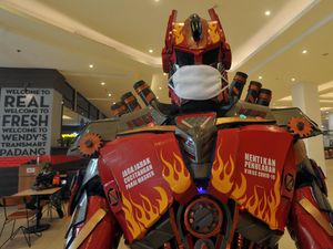Wow! Transformer Bermasker Jaga Transmart Padang
