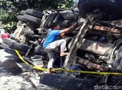 Ban Pecah, Truk Timpa Rumah di Sukabumi