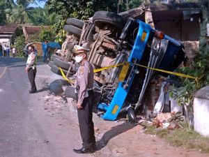 Video Truk Terguling Hantam Rumah di Sukabumi