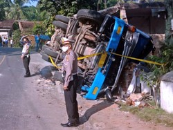 Video Truk Terguling Hantam Rumah di Sukabumi