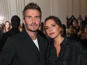 Terungkap Alasan Victoria Beckham Gak Pernah Senyum di Foto Terungkap Alasan Victoria Beckham Gak Pernah Senyum di Foto