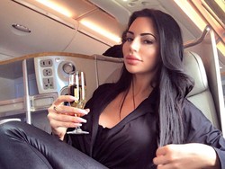 Model Seksi Sembunyikan Hubungan dengan Pemain Bola Karena Ukuran Payudara