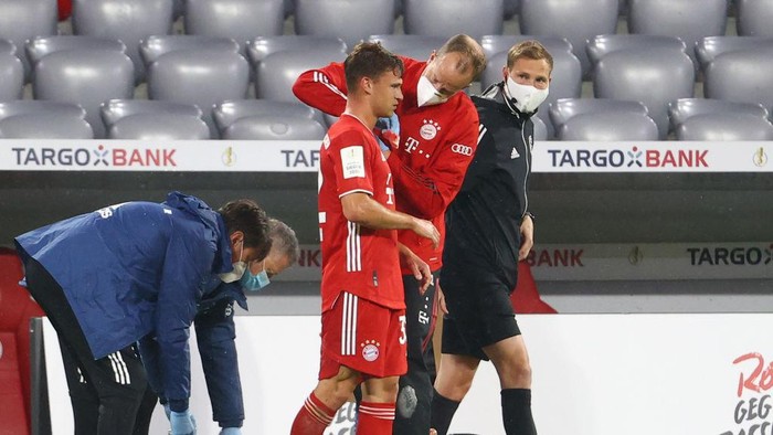 MUNICH, GERMANY - JUNE 10: Joshua Kimmich of Bayern Munich receives medical attention after sustaining an injury during the DFB Cup semifinal match between FC Bayern Muenchen and Eintracht Frankfurt at Allianz Arena on June 10, 2020 in Munich, Germany. (Photo by Kai Pfaffenbach/Pool via Getty Images)