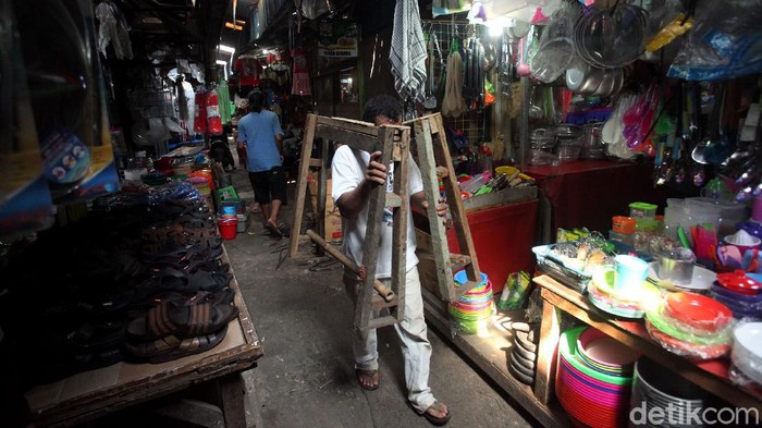 Sebanyak 14 pedagang di Pasar Serdang Kemayoran positif COVID-19. Guna antisipasi virus Corona para pedagang yang berjualan disana terapkan protokol kesehatan.