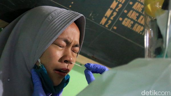 Ekspresi Pedagang Pasar Petojo Enclek Saat Tes Swab Corona