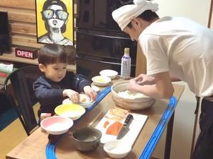 Ayah dan Anak Bikin Restoran Sushi Pakai Conveyor Belt dari Kereta Mainan