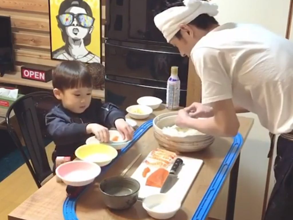 Ayah dan Anak Bikin Restoran Sushi Pakai Conveyor Belt dari Kereta Mainan Ayah dan Anak Bikin Restoran Sushi Pakai Conveyor Belt dari Kereta Mainan