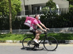 Pejabat Tinggi Perusahaan, Pria Ini Rela Jadi Kurir Demi Tujuan Mulia