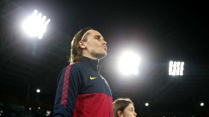 NAPLES, ITALY - FEBRUARY 25: Antoine Griezmann of Barcelona walks out onto the pitch during the UEFA Champions League round of 16 first leg match between SSC Napoli and FC Barcelona at Stadio San Paolo on February 25, 2020 in Naples, Italy. (Photo by Michael Steele/Getty Images)