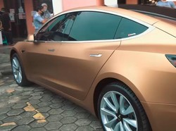 Obat Sedih Ashanty, Beli Tesla Model 3 Kelir Emas