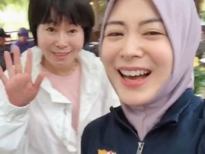 Ayana Moon Ajak Ibunda ke Masjid Seoul, Mau Jadi Mualaf?