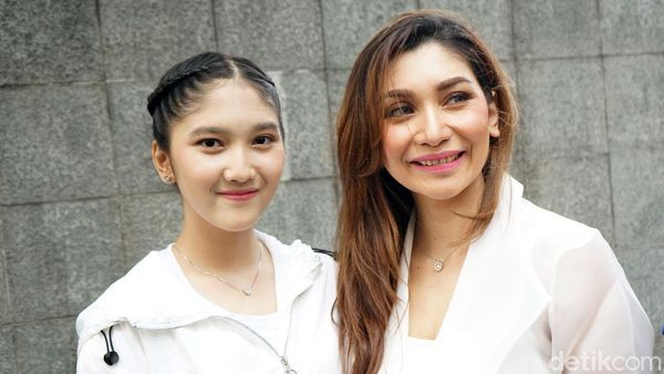 Kompaknya Baby Margaretha dan Putrinya