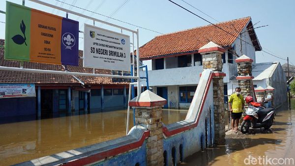 Banjir Rob Rendam Sekolah di Demak
