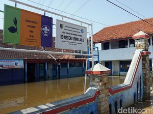 Banjir Rob Rendam Sekolah di Demak