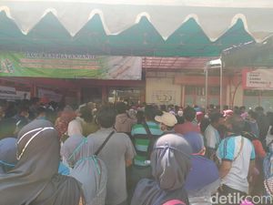 Nekat Berjubel, Warga Sidoarjo Antre BLT Abaikan Physical Distancing