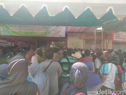 Nekat Berjubel, Warga Sidoarjo Antre BLT Abaikan Physical Distancing
