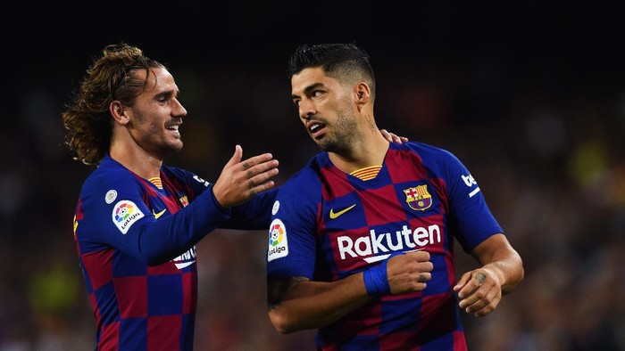 BARCELONA, SPAIN - SEPTEMBER 14:  Luis Suarez of FC Barcelona celebrates as he scores his teams fourth goal with Antoine Griezmann during the Liga match between FC Barcelona and Valencia CF at Camp Nou on September 14, 2019 in Barcelona, Spain. (Photo by Alex Caparros/Getty Images)