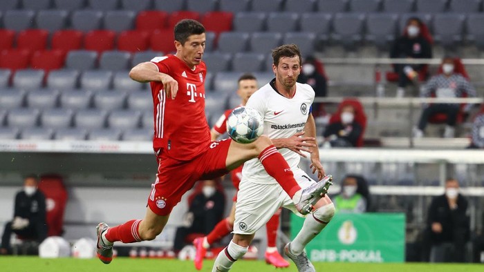 MUNICH, GERMANY - JUNE 10: Robert Lewandowski of Bayern controls the ball during the DFB Cup semifinal match between FC Bayern Muenchen and Eintracht Frankfurt at Allianz Arena on June 10, 2020 in Munich, Germany. (Photo by Kai Pfaffenbach/Pool via Getty Images)