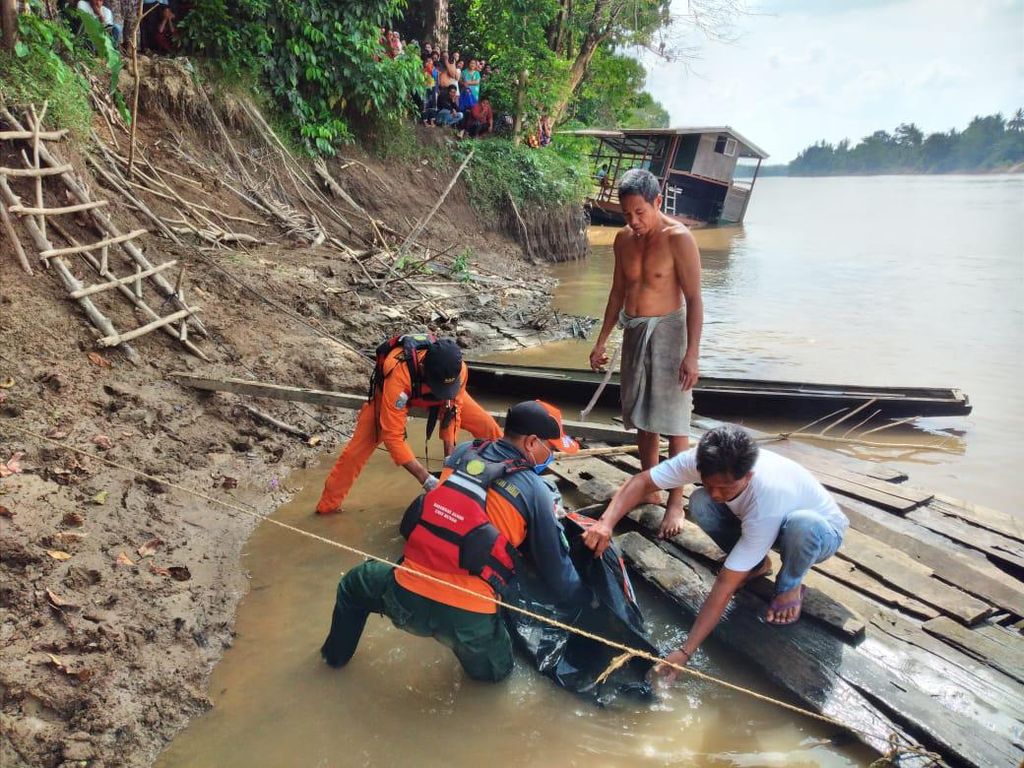 Jenazah Nenek Muna Terpeleset di Sungai Batanghari Jambi Ditemukan Jenazah Nenek Muna Terpeleset di Sungai Batanghari Jambi Ditemukan