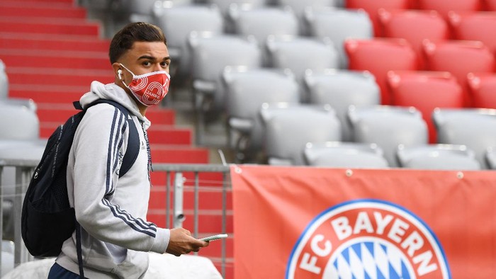 MUNICH, GERMANY - MAY 23: Corentin Tolisso of FC Bayern Muenchen arrives at the stadium wearing a protective face mask prior to during the Bundesliga match between FC Bayern Muenchen and Eintracht Frankfurt at Allianz Arena on May 23, 2020 in Munich, Germany. (Photo by Andreas Gebert/Pool via Getty Images)