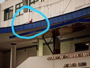 Heboh Perempuan Panjat Atap Gelanggang Olahraga Gegara Takut Tes Corona