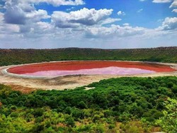 Danau Ini Berubah Jadi Pink dalam Semalam