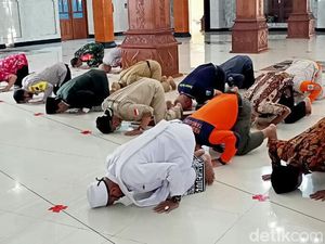 Bacaan Sujud Syukur, Dibaca saat Mendapat Kenikmatan dari Allah SWT Bacaan Sujud Syukur, Dibaca saat Mendapat Kenikmatan dari Allah SWT