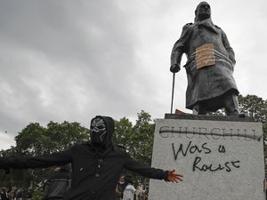Deretan Patung Ini Jadi Sasaran Vandalisme Demonstran George Floyd Deretan Patung Ini Jadi Sasaran Vandalisme Demonstran George Floyd