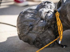 Rekaman Detik-detik Video Patung Columbus Dipenggal