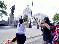 Video detik-detik Patung Christopher Columbus Dirobohkan Massa