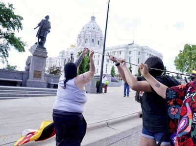 Detik-detik Patung Christopher Columbus Dirobohkan