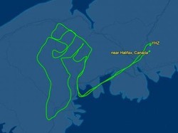 Kecam Rasisme, Pilot Gambar Kepalan Tangan di Langit