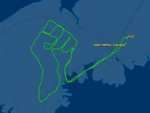 Kecam Rasisme, Pilot Gambar Kepalan Tangan di Langit Kecam Rasisme, Pilot Gambar Kepalan Tangan di Langit
