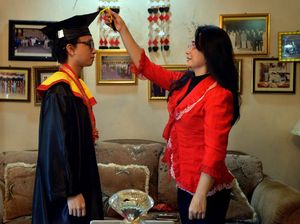 Gegara Corona, Tali Toga Wisudawan Ini Dipindahkan Orang Tua