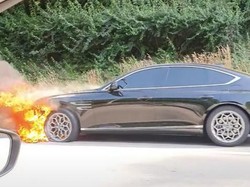 Waduh, Mobil Sedan Mewah Hyundai Ini Terbakar Tiba-tiba
