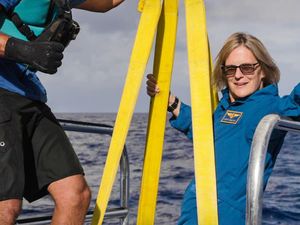 Wanita Ini Terbang ke Antariksa dan Menyelam ke Palung Bumi!