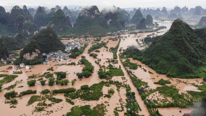 Kawasan China Selatan dilanda banjir dan tanah longsor (AFP Photo)